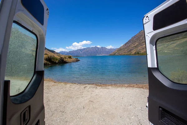 Vista Para Lago Campervan Conceito Viagem Caravana Fotos De Bancos De Imagens