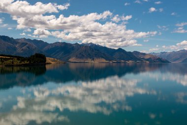 Güney Adası, Yeni Zelanda 'daki Hawea Gölü' nün yansıması