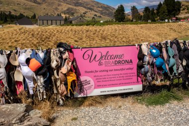 Merkez Otago, Yeni Zelanda - 14 Şubat 2020: Cardrona Sütyen Çiti, Orta Otago, Yeni Zelanda 'daki sutyen sayısının yüzlere çıkmasıyla yavaş yavaş iyi bilinen bir alan haline geldi.