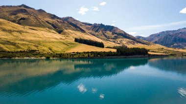 Güney Adası, Yeni Zelanda 'daki Hawea Gölü' nün yansıması