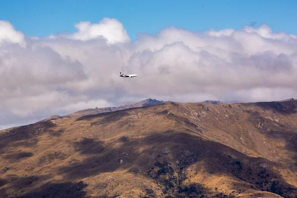 Plane Flies Mountains Queenstown New Zealand — Stock Photo, Image