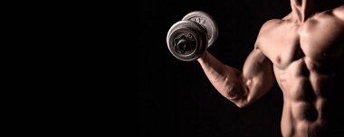 Fitness sitesi ya da poster için striptiz afişi. Eğitimli adamlar siyah arka planda izole edilmiş. Vücut geliştirme ve Güç Kaldırma