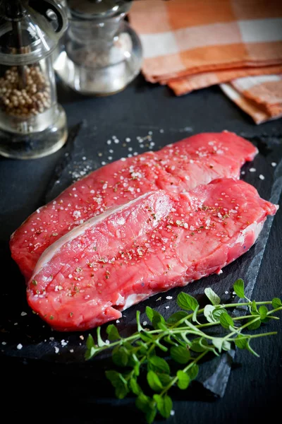 Rib eye steak met specerijen — Stockfoto