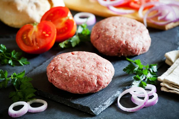 Coppia di Burger Patties crudi — Foto Stock