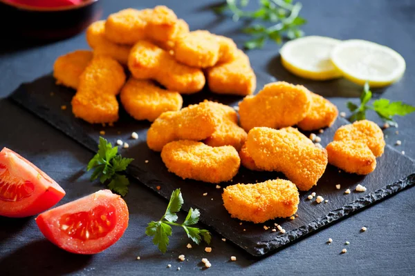 Nuggets de frango em uma placa de ardósia — Fotografia de Stock