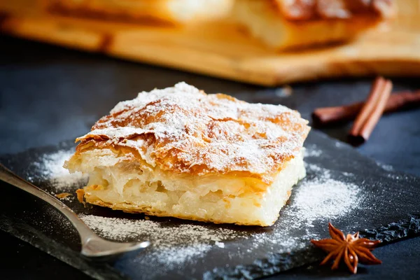 Pedaço de uma torta de creme caseira — Fotografia de Stock