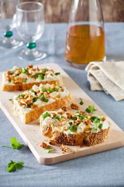 Peynir ve otlar Bruschetta