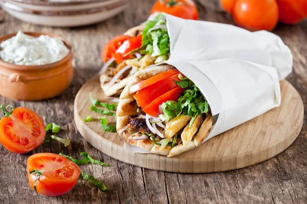 Grekiska gyros med tzatziki sås — Stockfoto