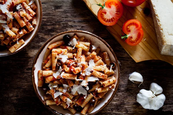 Pasta med tomatsauce og oliven - Stock-foto