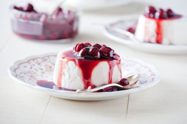 Kiraz tepesi ile ev yapımı Panna Cotta