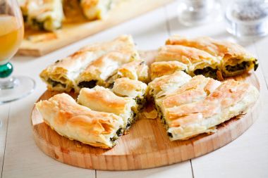 Ev yapımı Yunan ıspanak pasta beyaz peynir ile