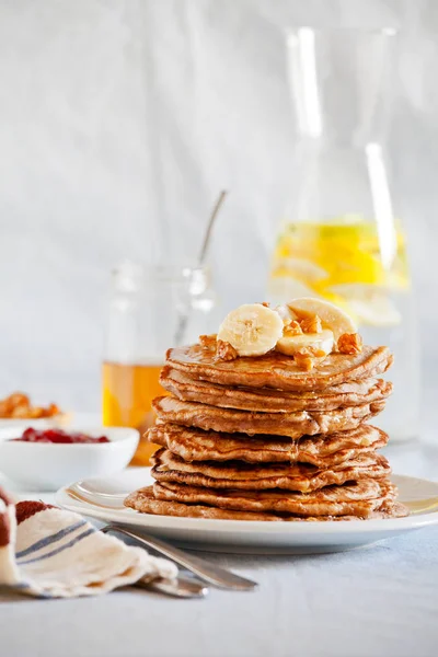 Stapel zelfgemaakte volkoren pannenkoeken — Stockfoto