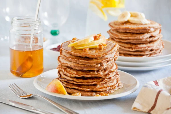 Stacks Of Homemade Whole Wheat Pancakes With Apple Slices — Stock Photo, Image