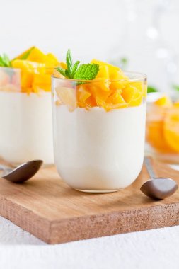 Yoğurt ile haşlanmış şeftali