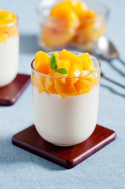 Panna Cotta ile haşlanmış şeftali