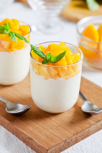 Brýle jogurt s pošírovaným Mango — Stock fotografie
