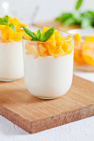 Domácí jogurt s pošírovaným Mango — Stock fotografie