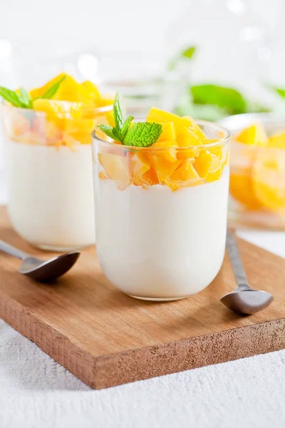 Skleničky domácí jogurt s pošírovaným broskev — Stock fotografie