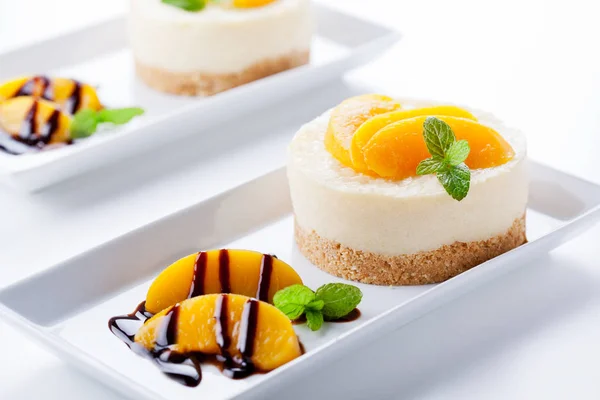 Cheesecake With Poached Peaches And Chocolate — Stock Photo, Image