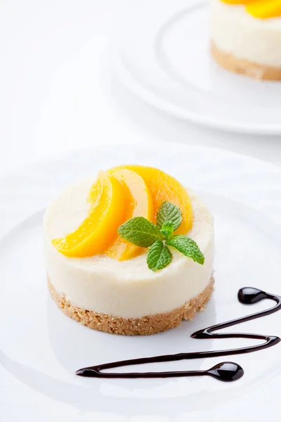 No Bake Cheesecake With Poached Peaches — Stock Photo, Image