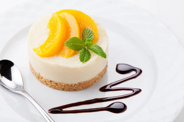 Small Homemade Cheesecake With Poached Peaches — Stock Photo, Image