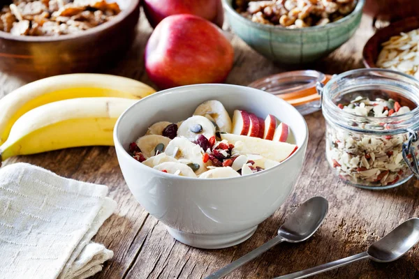 Yogur saludable con cereales y frutas — Foto de Stock