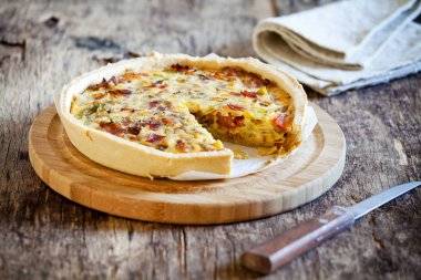 Basit ev yapımı pırasa soğan ve pastırma pasta
