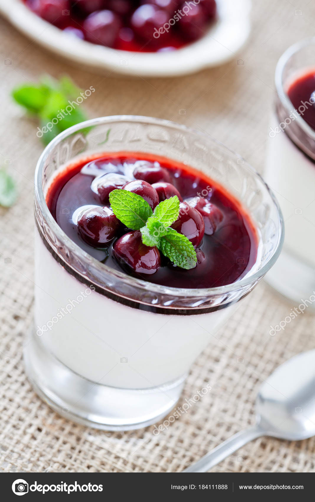 Böğürtlen Soslu Panna Cotta Böğürtlen Soslu Panna Cotta
