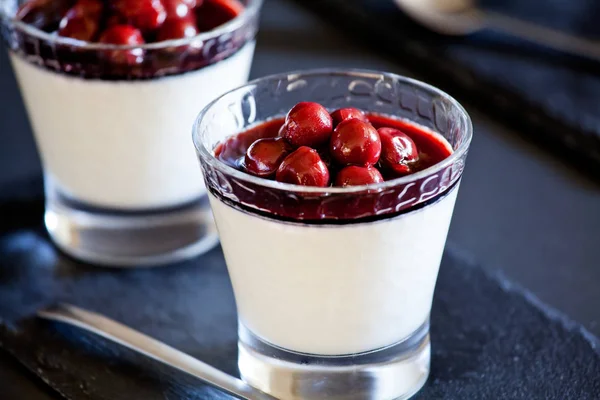 Bicchieri di Panna Cotta fatta in casa con ciliegie — Foto Stock