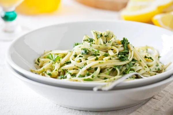 Miskę Linguine z Pesto domowej roboty — Zdjęcie stockowe