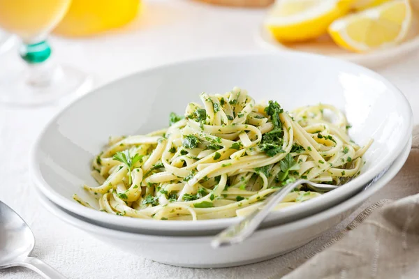 Linguine met zelfgemaakte Pesto — Stockfoto