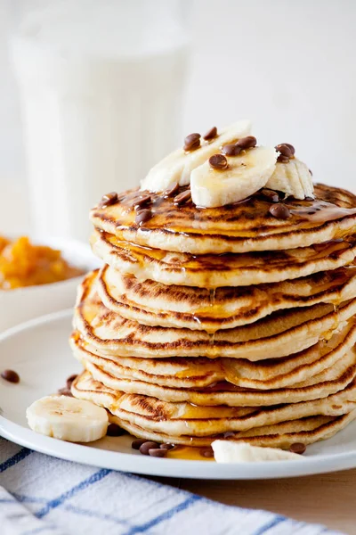 Banana caseira e panquecas de chocolate — Fotografia de Stock