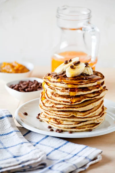 Stapel met banaan en chocolade pannenkoeken — Stockfoto