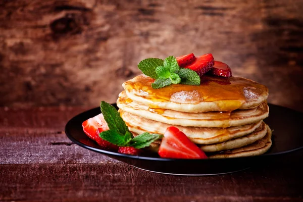 Hausgemachte Pfannkuchen mit Honig und Erdbeeren — Stockfoto
