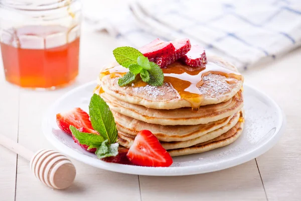 Pancakes With Honey And Strawberries — Stock Photo, Image