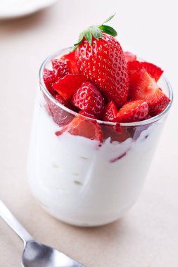 çilek ile ev yapımı yoğurt