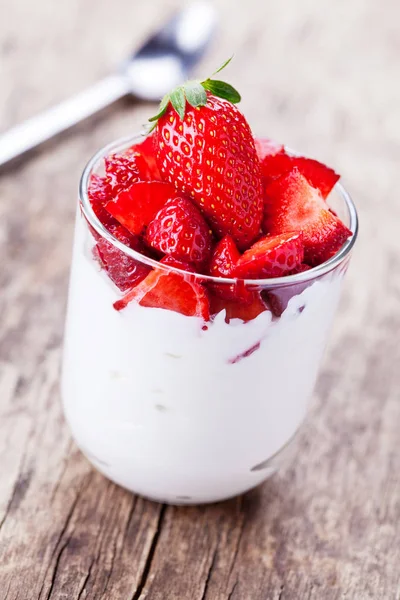 Verre de yaourt fait maison avec des fraises — Photo