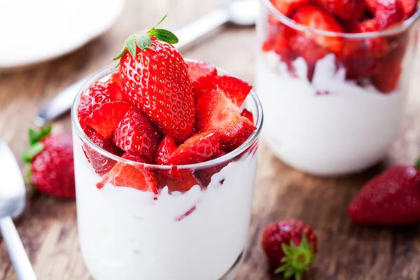 Пара стаканов домашнего йогурта с клубникой — стоковое фото