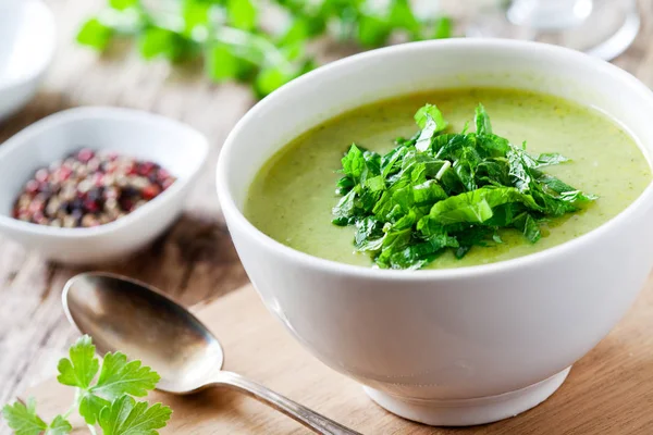 Miski z brokuły i zupa miętowa — Zdjęcie stockowe
