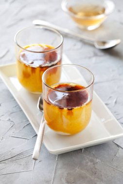 Küçük bardaklarda karamel krem