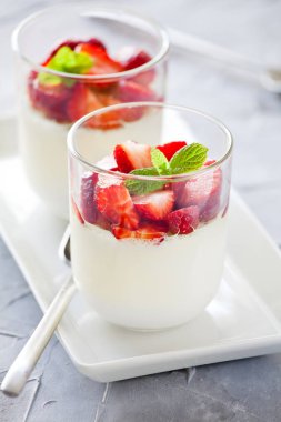 Çilekli panna cotta