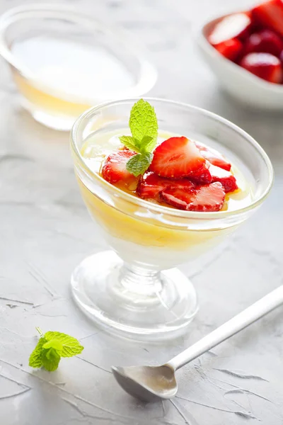 Crema de vainilla y limón y postre de fresas —  Fotos de Stock