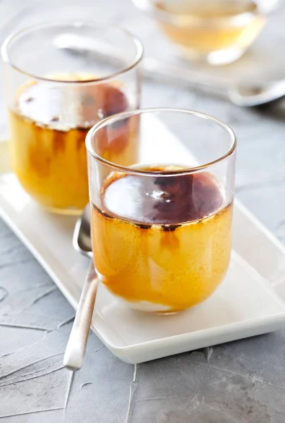 Domácí karamel krém v malých skleničkách — Stock fotografie