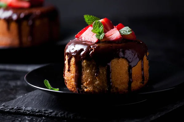 Small Vanilla Chocolate And Strawberries Cakes — Stock Photo, Image