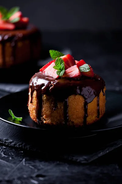 Tiny Vanilla Chocolate And Strawberries Cakes — Stock Photo, Image