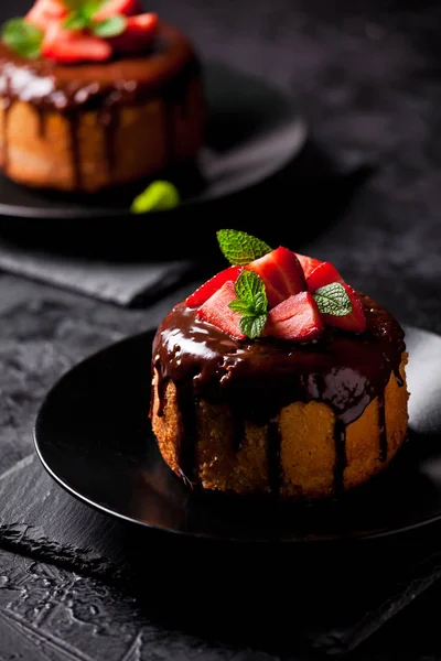 Vanilleschokolade und Erdbeerkuchen — Stockfoto