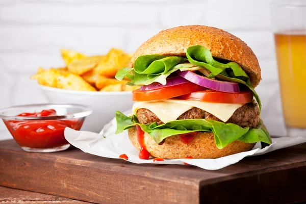 Zár-megjelöl-A házi készítésű Burger burgonyával — Stock Fotó