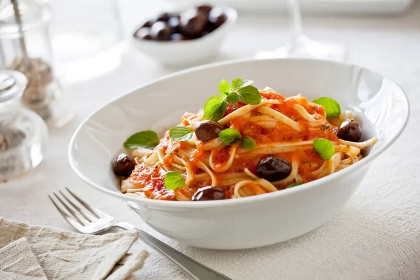 Тарілку пасти з томатним соусом і оливки — стокове фото