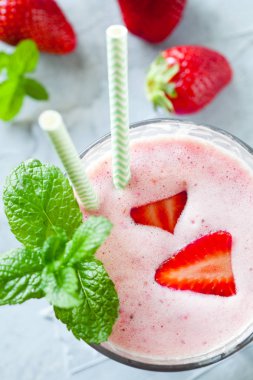 Yukarıdan çilek Milshake