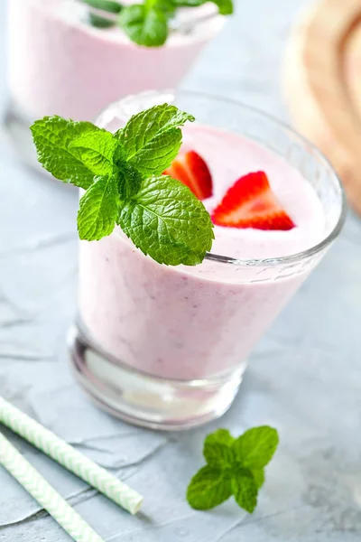 Par glas jordgubbs Milshake — Stockfoto